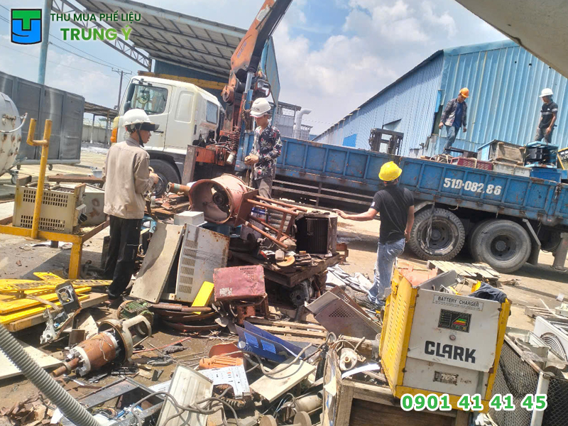 xe tải thu gom phế liệu kim loại tại công trình xây dựng